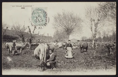 Postal que representa la hora de ordeño en el Velay, c.1900